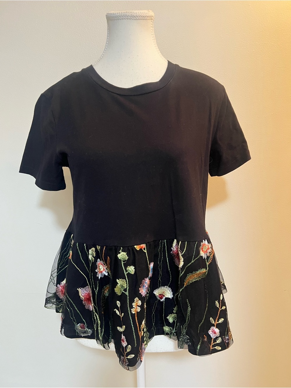 Design Lab Lord & Taylor Black Short Sleeve Top with Embroidered Floral Peplum